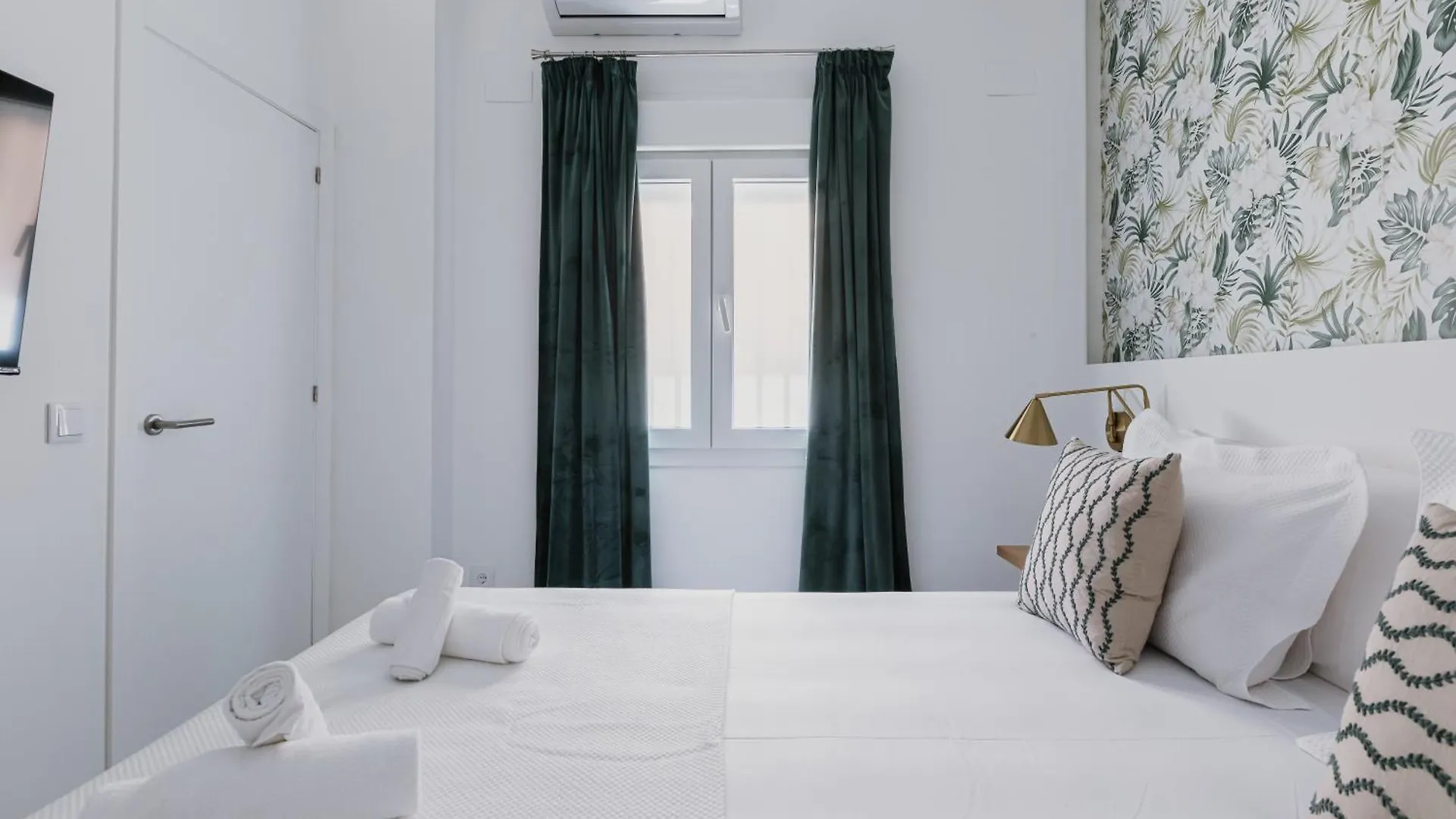 New - Family Suite Next To Duenas Palace Seville Apartment
